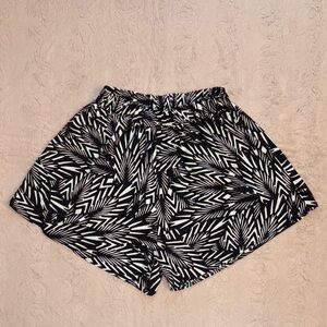 Tyche shorts in size M